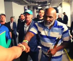 Mike Tyson queda sorprendido al conocer al Escorpión Dorado