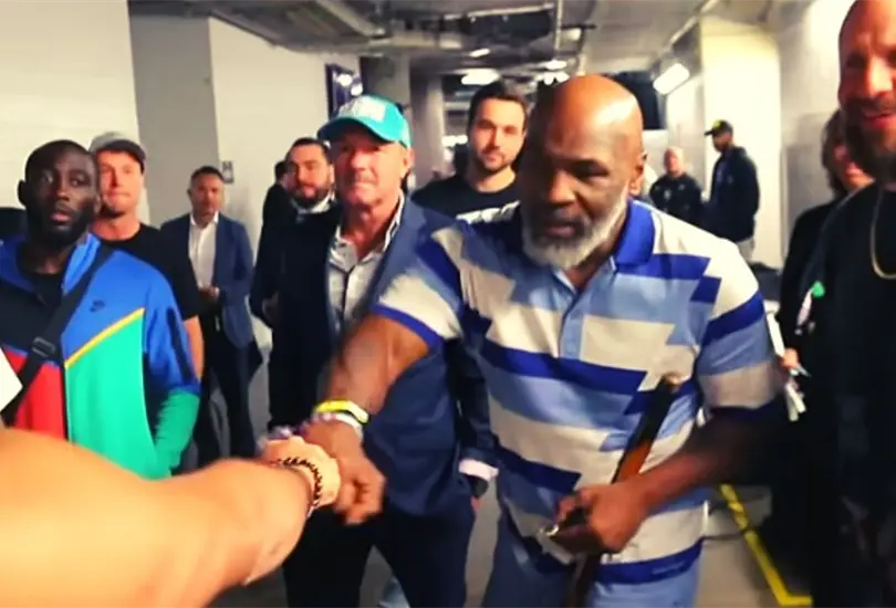 Mike Tyson salud&oacute; al Escopi&oacute;n Dorado en una funci&oacute;n de la UFC.