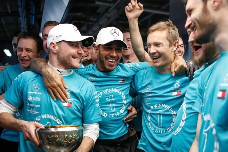 El piloto británico es siete veces campeón de la Fórmula Uno y ayudó a la escudería Mercedes a que ganara ocho títulos de constructores entre 2014 y 2021.