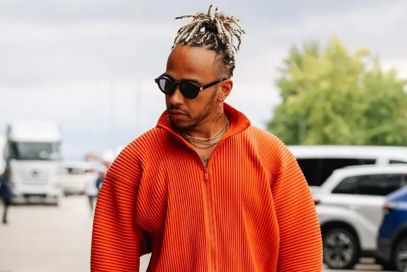 Acorde al sitio especializado Spotrac, Hamilton solamente ha tenido ingresos por 477 millones de dólares por su carrera en la Fórmula Uno, pero esto no incluye lo que gana por sus patrocinios.