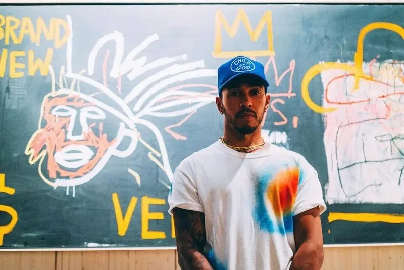 Hamilton es patrocinado por Tommy Hilfiger, Puma, la marca de relojes IWC, la bebida energética Monster, Sony y Bose.