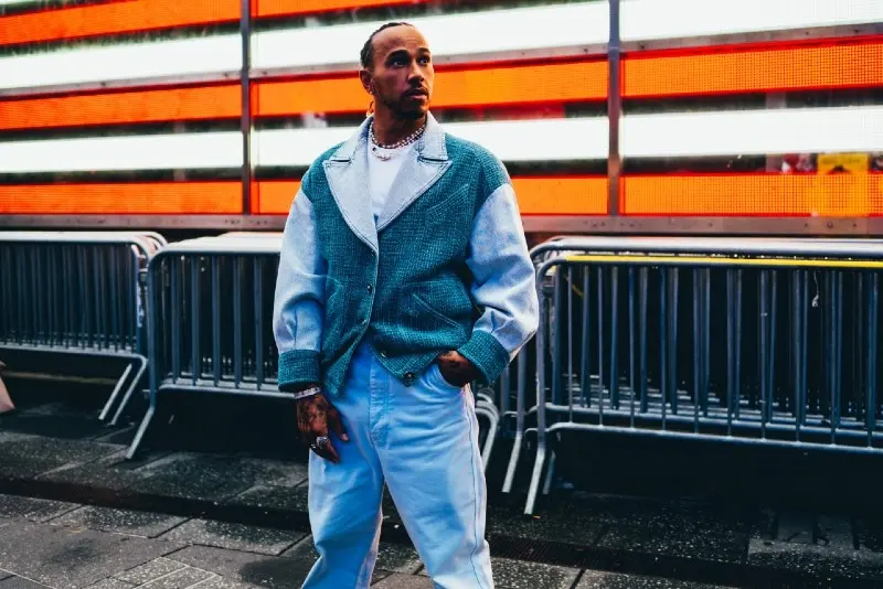 Gracias a su relación comercial con Tommy Hilfiger, el piloto británico pudo incursionar al mundo de la moda al tener su propia línea de ropa.