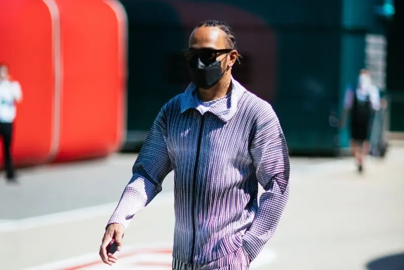 Durante el inicio de la pandemia de coronavirus en marzo del 2020, unos empresarios crearon una aplicación que se dedicaba a la venta de productos que se encuentran en el supermercado llamado Zapp y este proyecto llamó la atención del piloto. 