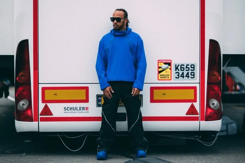 Tras su éxito inicial debido a que entregaban los productos en 20 minutos o menos, los fundadores pidieron más fondos y Hamilton invirtió en Zapp al comprar acciones en enero del 2022.