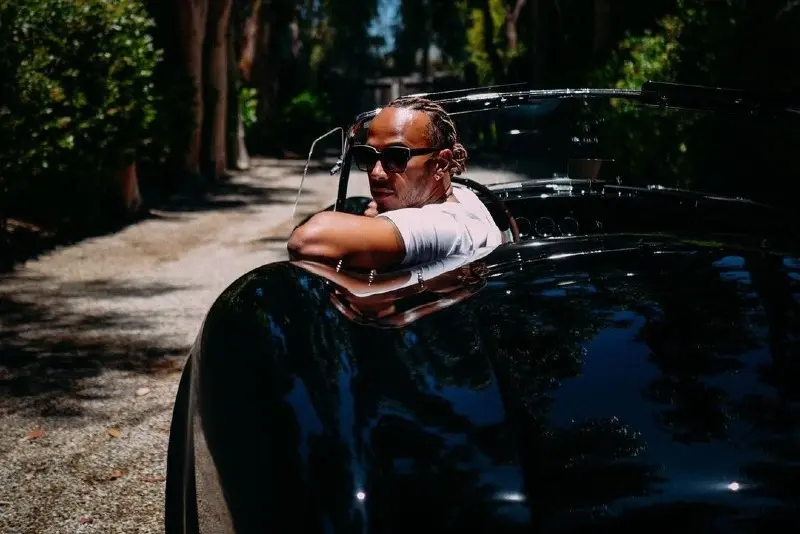 Antes de comprar acciones de los Denver Broncos, el piloto británico y Serena Williams se unieron al grupo de empresarios que encabezaba Martin Broughton para comprar al Chelsea. 