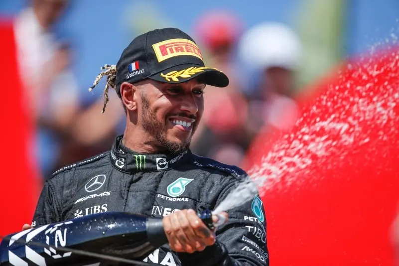 Lewis Hamilton es uno de los deportistas mejor pagados de la historia gracias a los contratos que ha firmado con Mercedes y los patrocinios que tiene. 