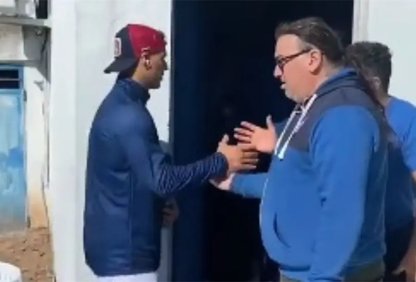 Luis Su&aacute;rez se hizo viral al momento de ingresar a un vestidor tapado con l&aacute;minas de aluminio.