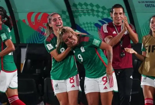 Daniela Delgado celebra el gol del triunfo junto a Alexis Villanueva.