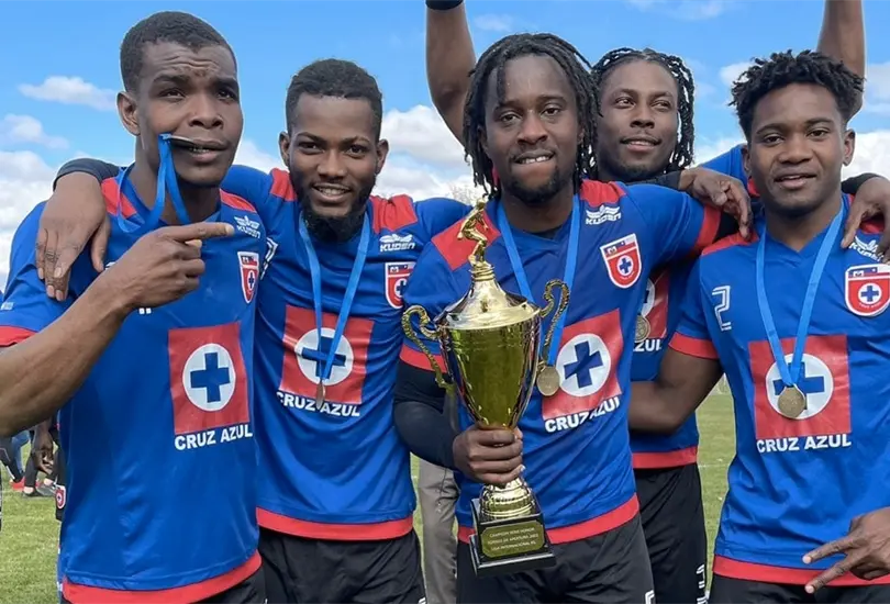 Cruz Azul de Hait&iacute;, campe&oacute;n en el futbol de Chile.