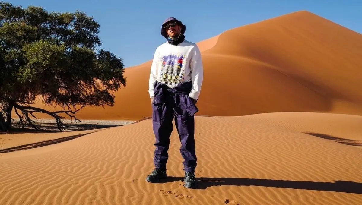 Lewis Hamilton, piloto de Mercedes, decidió ir al otro lado del mundo y visitar el continente africano y realizó diferentes actividades en el desierto