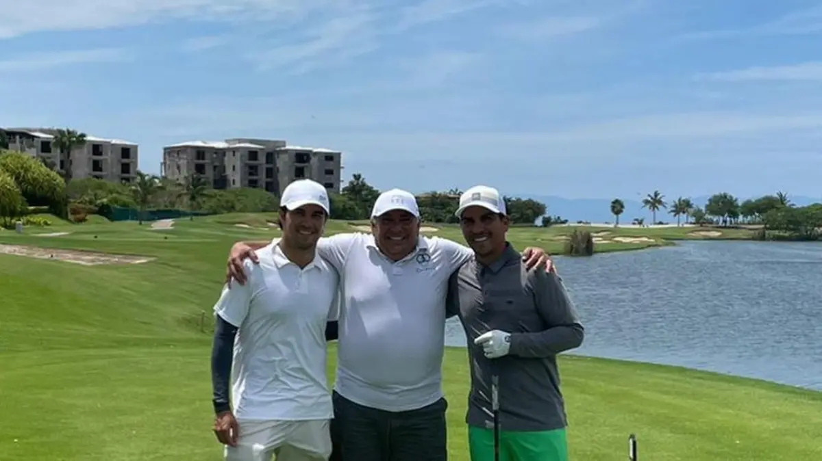 Además, el papá de ´Checo´ Pérez compartió fotos jugando golf con sus hijos en Nayarit. 