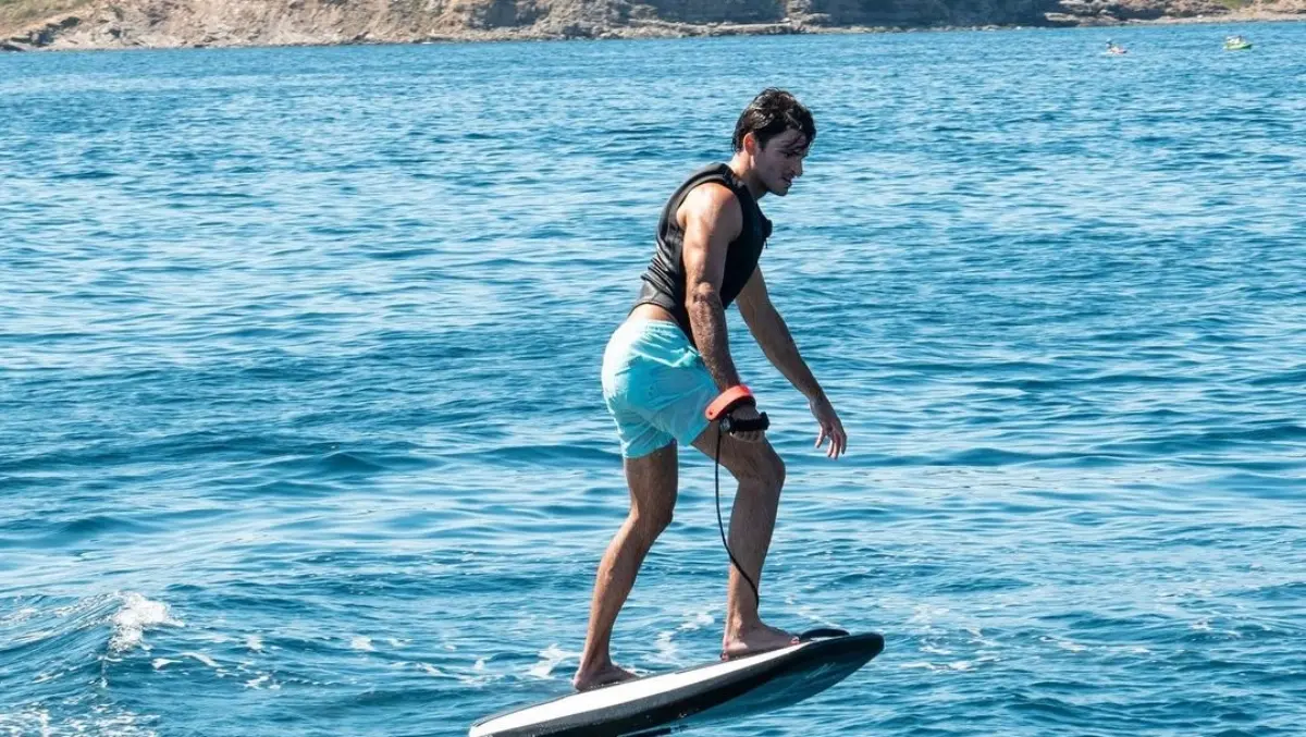 Carlos Sainz, piloto de Ferrari, también disfrutó del mar. 