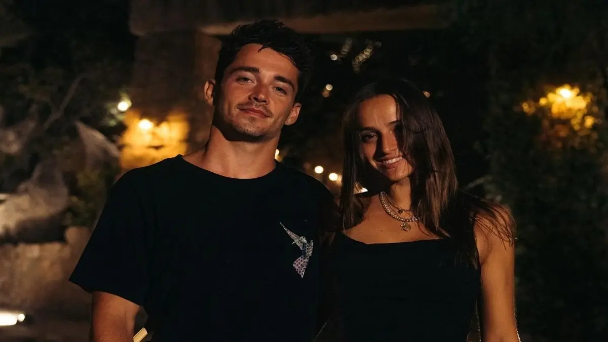 Charles Leclerc, piloto de Ferrari, estuvo en Cerdeña con su novia, Charlotte Siine. 