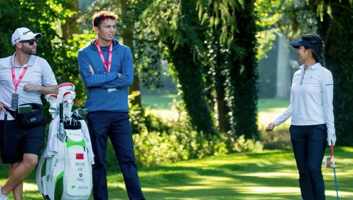 Alex Albon, piloto de Williams, estuvo en Londres jugando golf. 