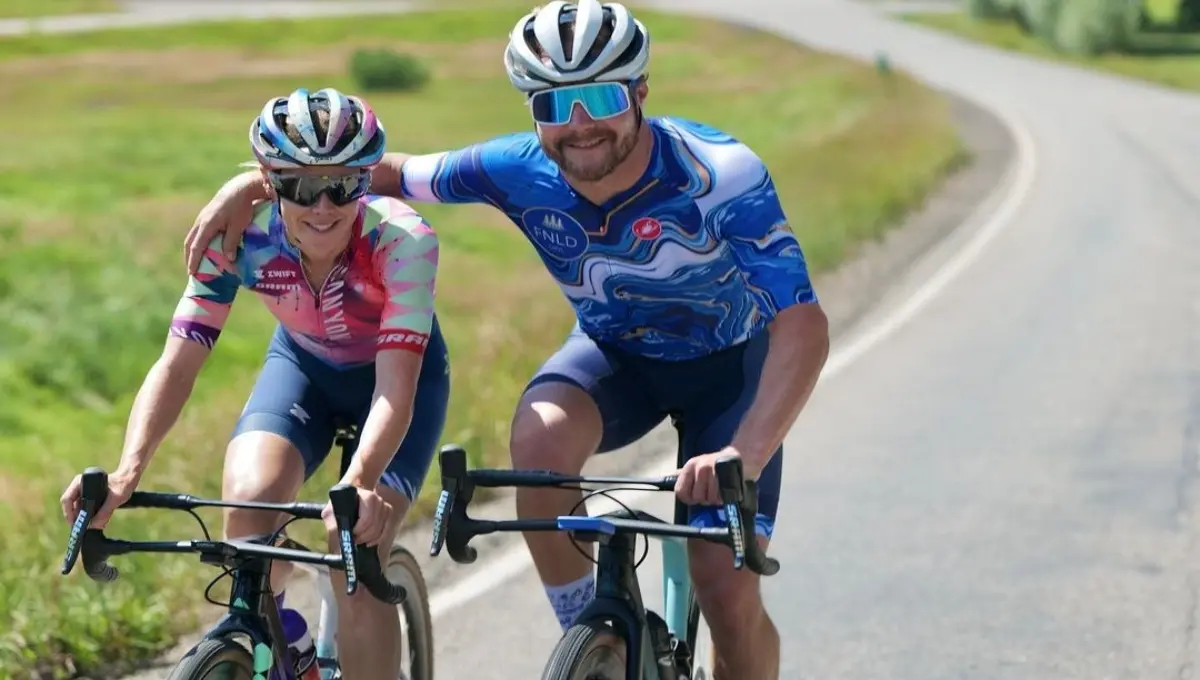 Valtteri Bottas, piloto de Alfa Romeo, dio un recorrido en bicicleta por Colorado. 