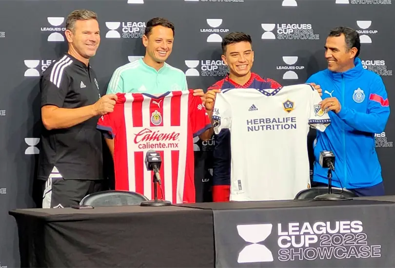 Javier Chicharito fue se&ntilde;alado en las redes despu&eacute;s de lucir una vez m&aacute;s la playera de Chivas.