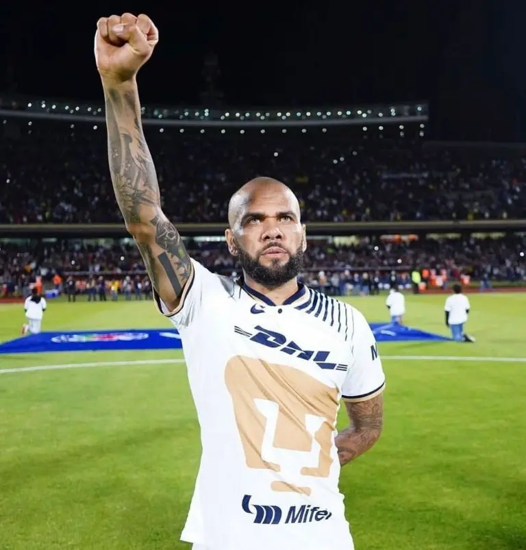 Dani Alves en su primer partido con Pumas - @danialves