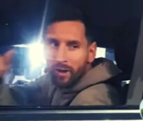 VIDEO: Messi sorprende a aficionado y le regala valioso momento en un semáforo