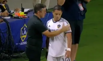 Chicharito Hernández salió de cambio y eso lo molestó en el partido que sostuvo el Galaxy contra el Seattle Sounders.