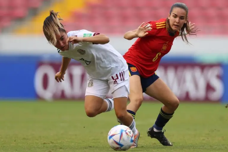 Daniela Delgado quedó en solitario dentro del mediocampo - @SEFutbolFem