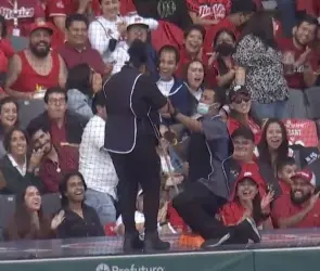 VIDEO: Personal de limpieza vive tierno momento y se comprometen en partido de beisbol