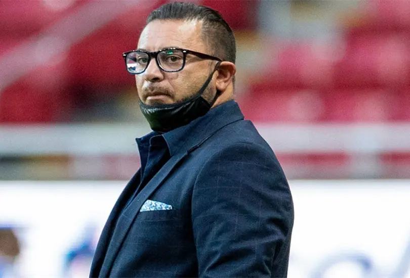 Una leyenda de los Pumas est&aacute; en contra de la llegada del Turco Mohamed a los Pumas debido a que no tiene ADN universitario.