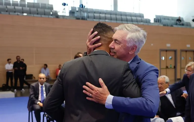 El entrenador del Real Madrid, Carlo Ancelotti, se despide de Casemiro. (@realmadrid)
