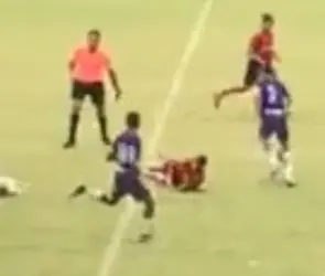 VIDEO: Perrito se mete a la cancha, comete ´falta´ a futbolista y se va como si nada