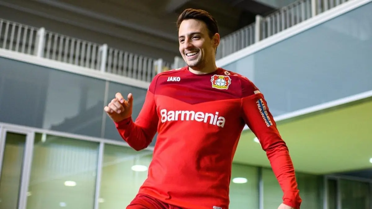 SANTIAGO ARIAS. El lateral colombiano se dio a conocer con el Bayer Leverkusen, situaci&oacute;n que le abri&oacute; fronteras y le permiti&oacute; fichar con el Atl&eacute;tico de Madrid, donde actualmente se encuentra. Los dos equipos jugar&aacute;n dentro del Sector B de la Champions League.