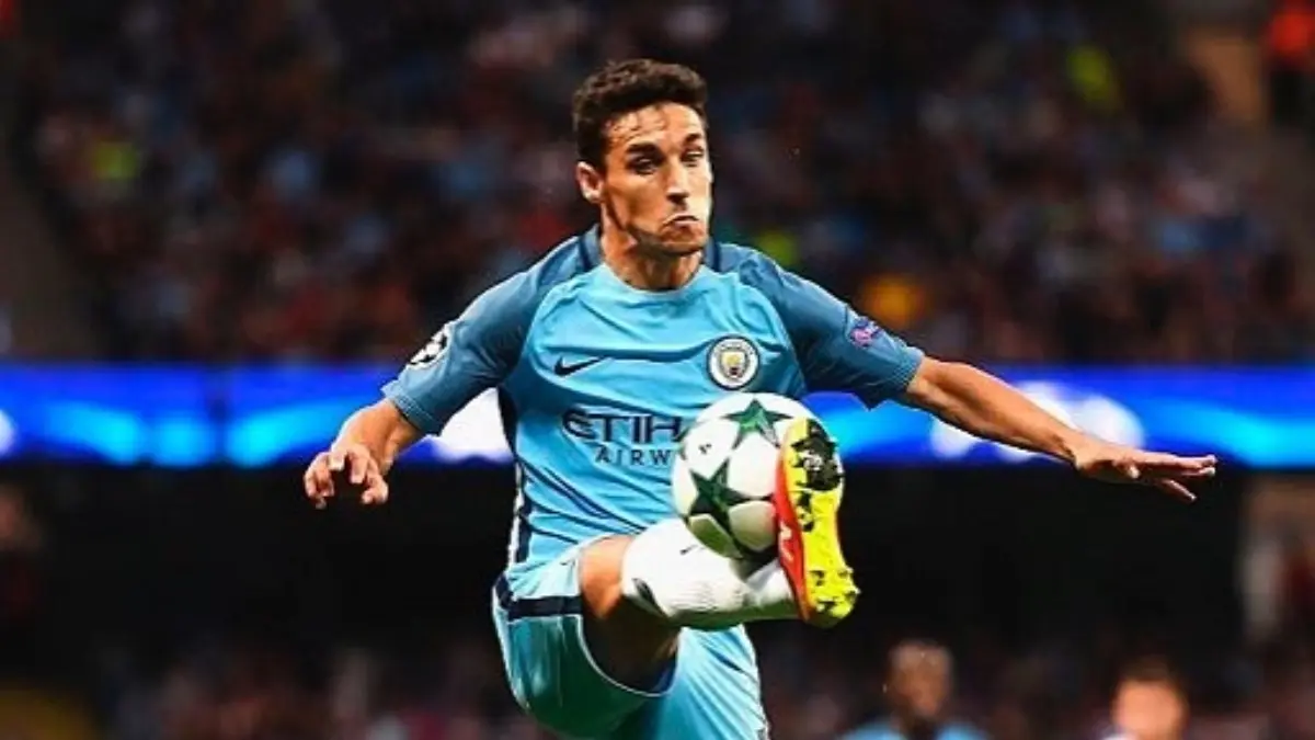 JES&Uacute;S NAVAS. El espa&ntilde;ol solamente ha tenido dos clubes en su carrera: Sevilla y Manchester City. Sali&oacute; de Espa&ntilde;a para jugar con los 'Citizens' y posteriormente sali&oacute; de Inglaterra para regresar al club que lo vio nacer.