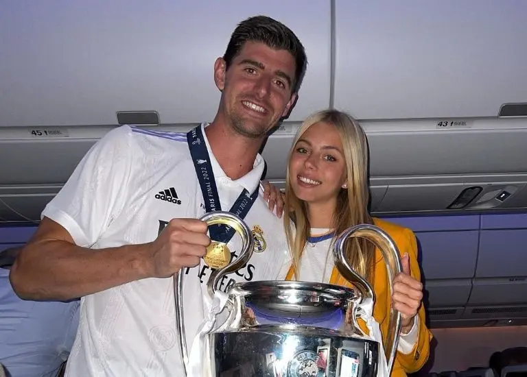Mishel y Thibaut Courtois celebran el campeonato de la Champions League. (@mishelgerzig)