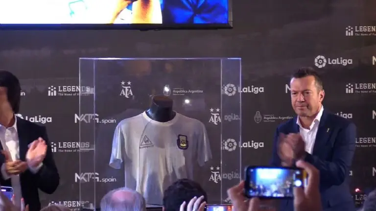 El jugador alemán en la presentación del Jersey de Maradona. Captura de pantalla