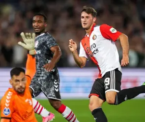 VIDEO: Santiago Giménez se estrena en la goleada del Feyenoord sobre el FC Emmen