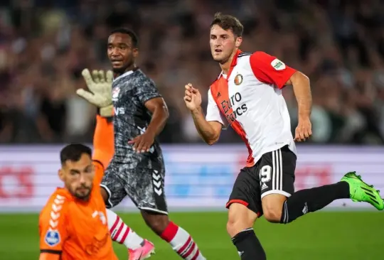 Santiago Giménez registró su primer gol defendiendo la camiseta del Feyenoord. 