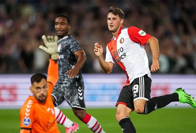 Santiago Gim&eacute;nez registr&oacute; su primer gol defendiendo la camiseta del Feyenoord. 