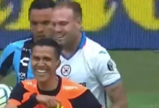 El árbitro del Cruz Azul vs Querétaro protagonizó un momento de comedia con Rodolfo Rotondi. El árbitro del Cruz Azul vs Querétaro protagonizó un momento de comedia con Rodolfo Rotondi.