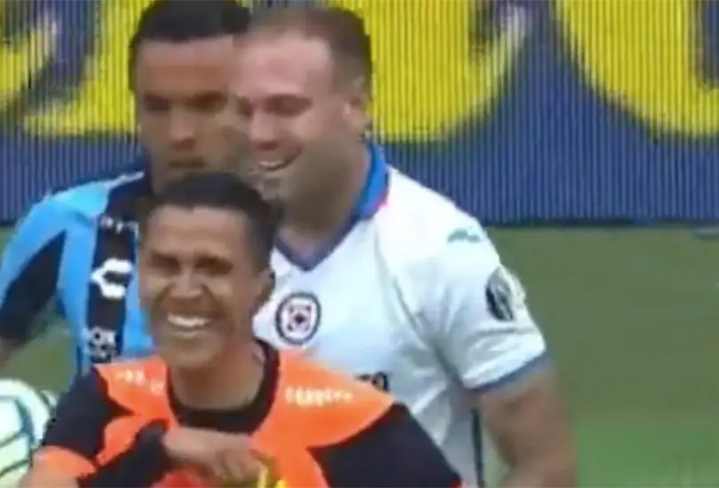 El árbitro del Cruz Azul vs Querétaro protagonizó un momento de comedia con Rodolfo Rotondi. El árbitro del Cruz Azul vs Querétaro protagonizó un momento de comedia con Rodolfo Rotondi.