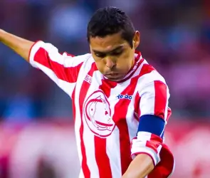 "Regañan" a Ramón Morales por dar autógrafos durante el Chivas vs Pumas