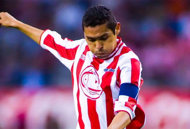 Ram&oacute;n Morales fue rega&ntilde;ado por firmar aut&oacute;grafos en el Estadio Akron durante el Chivas vs Pumas.