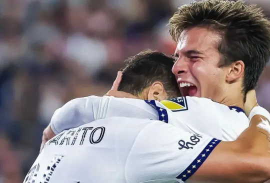 Riqui Puig y Chicharito celebra el gol del mexicano a pase del español.