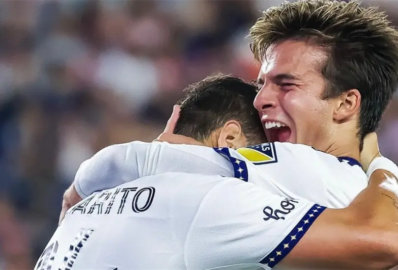 Riqui Puig y Chicharito celebra el gol del mexicano a pase del espa&ntilde;ol.