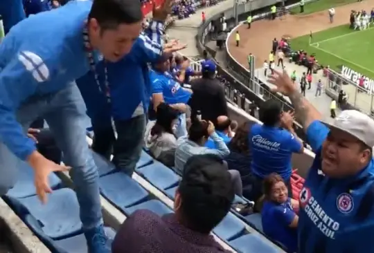 Aficionados de Cruz Azul agredieron e insultaron a aficionado del Querétaro. Aficionados de Cruz Azul agredieron e insultaron a aficionado del Querétaro.