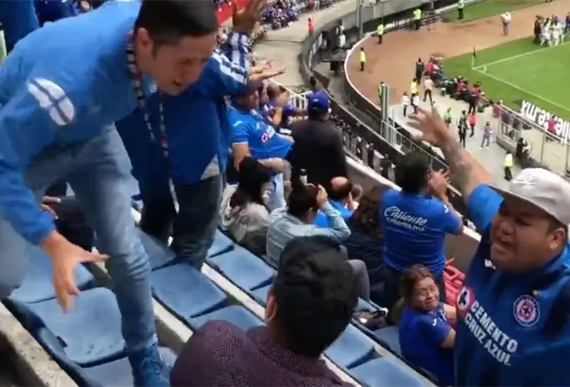 Aficionados de Cruz Azul agredieron e insultaron a aficionado del Querétaro. Aficionados de Cruz Azul agredieron e insultaron a aficionado del Querétaro.
