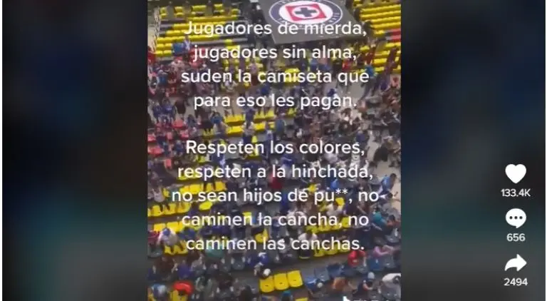 Afición de Cruz Azul mientras cantaba de espaldas. Captura de pantalla.