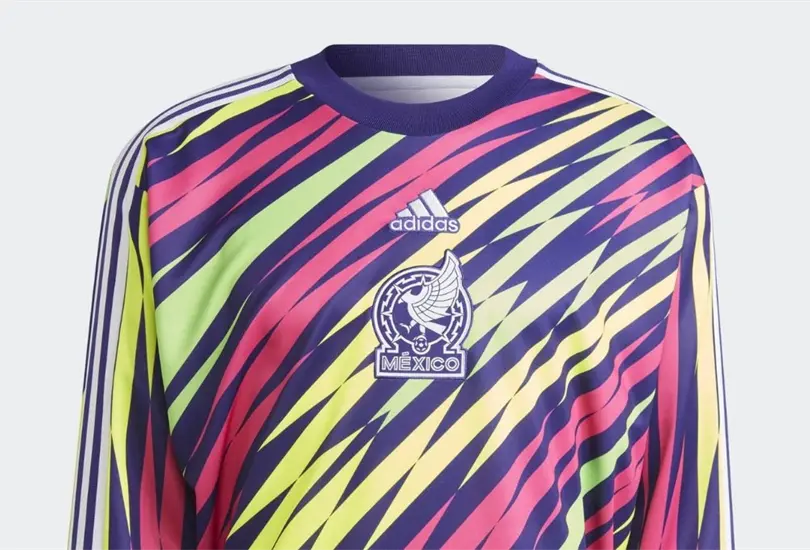 La playera alternativa tiene un gran parecido con la que utilizaba Jorge Campos en su &eacute;poca de futbolista profesional.