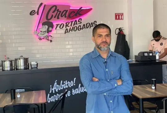 Reinaldo Navia inauguró su restaurante de tortas ahogadas tras su paso como futbolista en el América. 