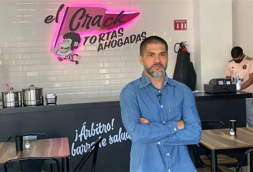Reinaldo Navia inaugur&oacute; su restaurante de tortas ahogadas tras su paso como futbolista en el Am&eacute;rica. 