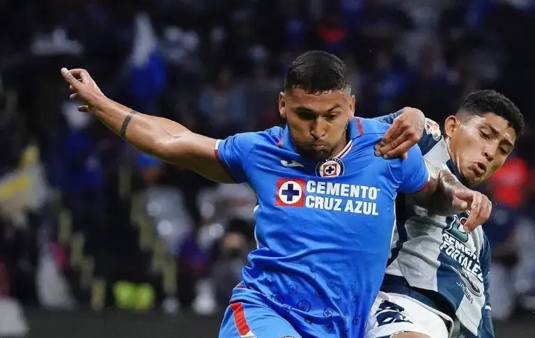 Juan Escobar es uno de los defensas fijo en Cruz Azul. (@cruzazul)