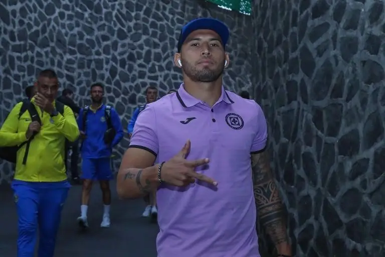 El defensa paraguayo salió lesionado ante Querétaro. (@cruzazul)