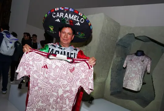 La afición criticó el tono de color del nuevo jersey de la Selección Mexicana.